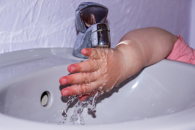 ילדים שוטפים ידיים