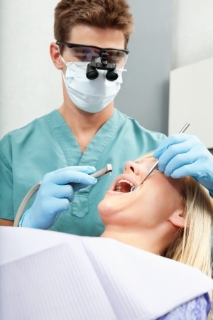 איך בוחרים מומחה השתלת שיניים?